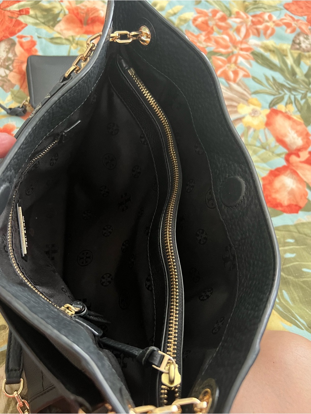 Tory Burch Black Pebbled Leather Shoulder Bag with Gold Logo and Wristlet - Picture 4 of 4